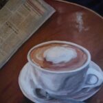 Kaffee geniessen und Zeitung lesen