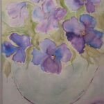 Vase mit violetten Blumen